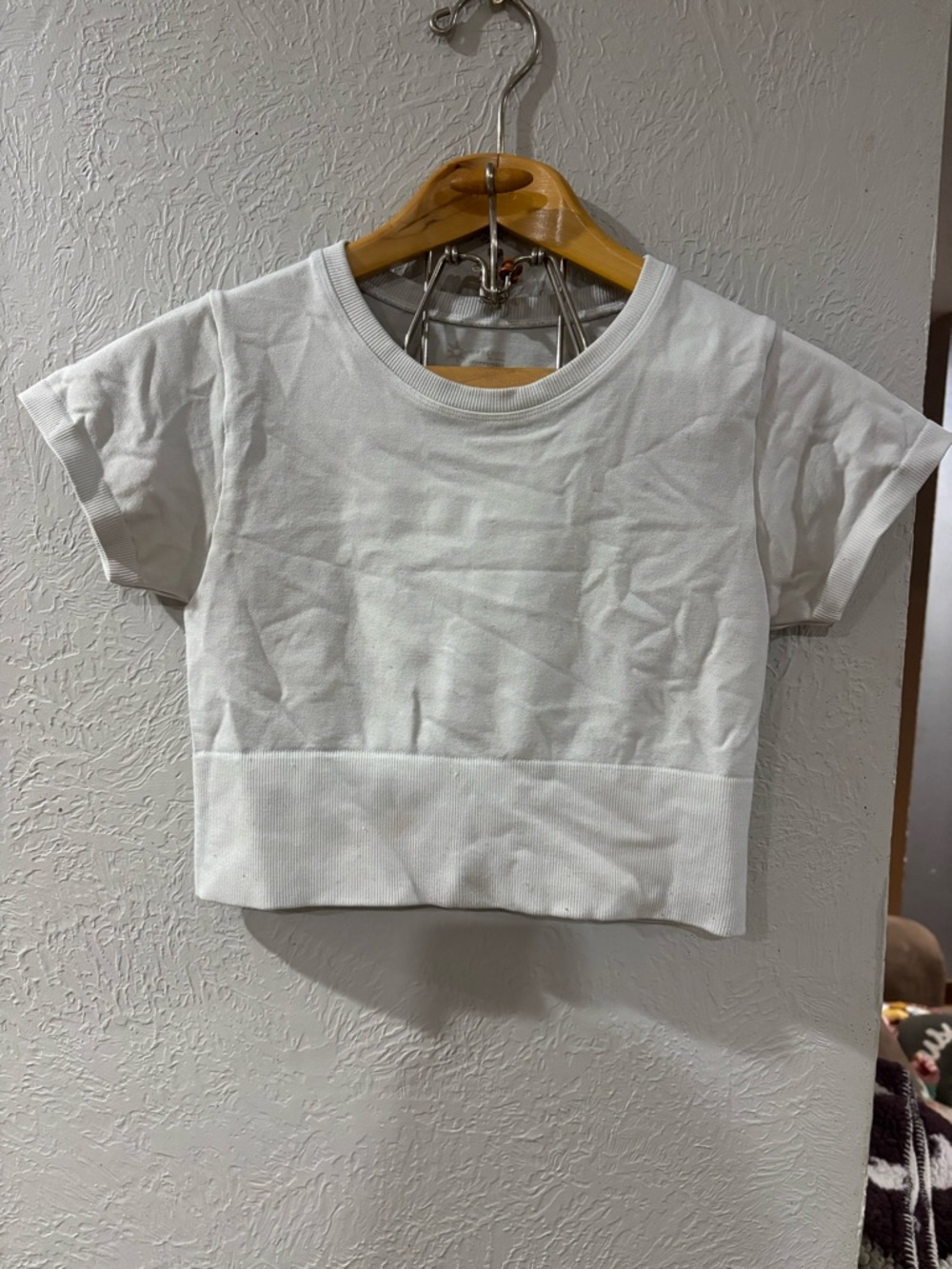 Offline by Aerie short sleeve cropped seamless off white workout shirt sz Small